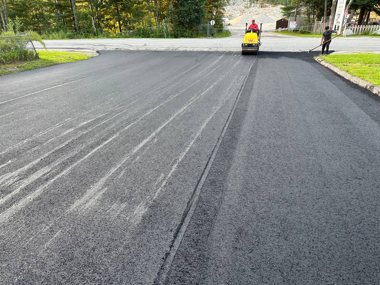 Asphalt resurfacing with a double-drum roller